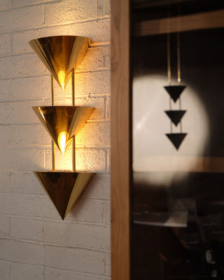 Versus 28 in Wall Sconce